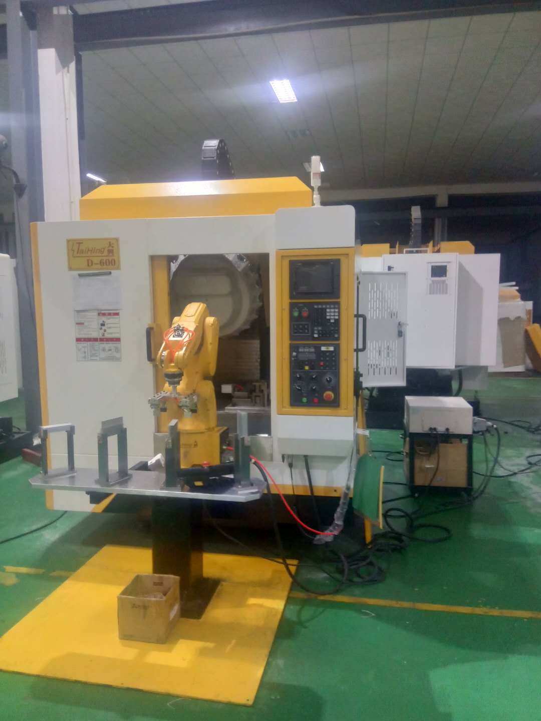 高速钻孔攻牙机D-600 (带机械手，全自动上下料）